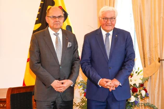 Gespräch mit dem Hohen Repräsentanten für Bosnien und Herzegowina im Schloss Bellevue Berlin, 29.10.2025 Bundespräsident Frank Walter Steinmeier und Christian Schmidt beim Empfang und Gespräch mit dem Hohen Repräsentanten für Bosnien und Herzegowina in Berlin Berlin *** Meeting with the High Representative for Bosnia and Herzegovina at Bellevue Palace Berlin, 29 10 2025 Federal President Frank Walter Steinmeier and Christian Schmidt at the reception and meeting with the High Representative for Bosnia and Herzegovina in Berlin Berlin Copyright: xMatthiasxGränzdörferx