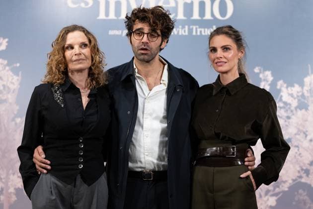The photocall of the film Siempre es invierno in Madrid, Spain - 29 Oct 2025 (L-R) Isabelle Renauld, David Verdaguer and Amaia Salamanca poses at the photocall of the film Siempre es invierno , at the Princesa cinema in Madrid. Madrid Spain Copyright: xAtilanoxGarciax xSOPAxImagesx FOTO53683