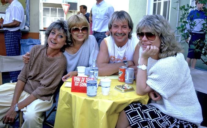 ARCHIV: Katja Ebstein Sängerin und Schauspielerin Katja Ebstein mit Sigi Harreis , Werner Böhm und Mary Roos , 1986 ARCHIVAUFNAHME, Datum geschätzt 20251028JWM0222 *** ARCHIVE Katja Ebstein Singer and actress Katja Ebstein with Sigi Harreis , Werner Böhm and Mary Roos , 1986 ARCHIVE ACQUISITION, date estimated 20251028JWM0222