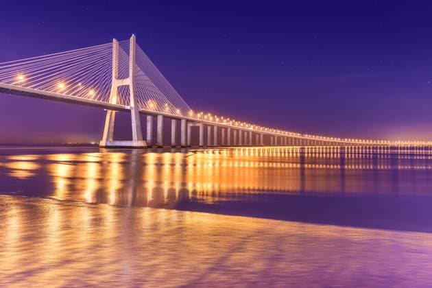 Blick auf eine moderne Schrägseilbrücke bei Nacht (Vasco-da-Gama-Brücke), Lissabon, Portugal View of a modern cable-stayed bridge at night (Vasco da Gama Bridge), Lisbon, Portugal (License=RF) Copyright: xZoonar.com RomanxSmirnovx 24137627