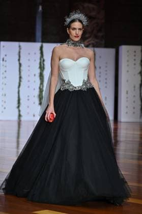 Atelier Couture bridal - Jordi Dalmau fashion show in Madrid - 29 Oct 2025 A model showcases creations by Jordi Dalmau during the Atelier Couture bridal catwalk within Madrid Fashion Week, at Fabrica de Tapices. Madrid Spain Copyright: xAtilanoxGarciax xSOPAxImagesx FOTO53726