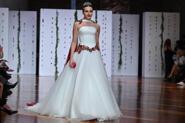 Atelier Couture bridal - Jordi Dalmau fashion show in Madrid - 29 Oct 2025 A model showcases creations by Jordi Dalmau during the Atelier Couture bridal catwalk within Madrid Fashion Week, at Fabrica de Tapices. Madrid Spain Copyright: xAtilanoxGarciax xSOPAxImagesx FOTO53741