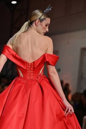 Atelier Couture bridal - Jordi Dalmau fashion show in Madrid - 29 Oct 2025 A model showcases creations by Jordi Dalmau during the Atelier Couture bridal catwalk within Madrid Fashion Week, at Fabrica de Tapices. Madrid Spain Copyright: xAtilanoxGarciax xSOPAxImagesx FOTO53753