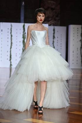 Atelier Couture bridal - Jordi Dalmau fashion show in Madrid - 29 Oct 2025 A model showcases creations by Jordi Dalmau during the Atelier Couture bridal catwalk within Madrid Fashion Week, at Fabrica de Tapices. Madrid Spain Copyright: xAtilanoxGarciax xSOPAxImagesx FOTO53760