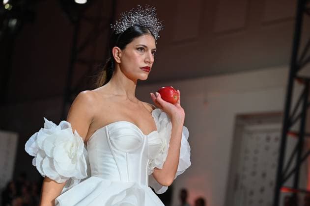 Atelier Couture bridal - Jordi Dalmau fashion show in Madrid - 29 Oct 2025 A model showcases creations by Jordi Dalmau during the Atelier Couture bridal catwalk within Madrid Fashion Week, at Fabrica de Tapices. Madrid Spain Copyright: xAtilanoxGarciax xSOPAxImagesx FOTO53766