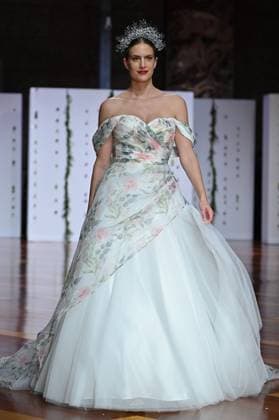 Atelier Couture bridal - Jordi Dalmau fashion show in Madrid - 29 Oct 2025 A model showcases creations by Jordi Dalmau during the Atelier Couture bridal catwalk within Madrid Fashion Week, at Fabrica de Tapices. Madrid Spain Copyright: xAtilanoxGarciax xSOPAxImagesx FOTO53772