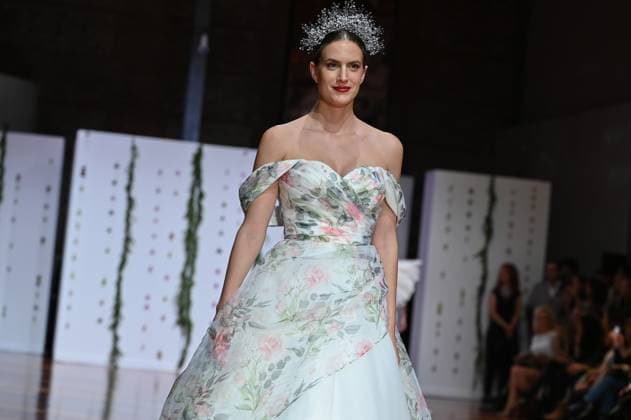 Atelier Couture bridal - Jordi Dalmau fashion show in Madrid - 29 Oct 2025 A model showcases creations by Jordi Dalmau during the Atelier Couture bridal catwalk within Madrid Fashion Week, at Fabrica de Tapices. Madrid Spain Copyright: xAtilanoxGarciax xSOPAxImagesx FOTO53775