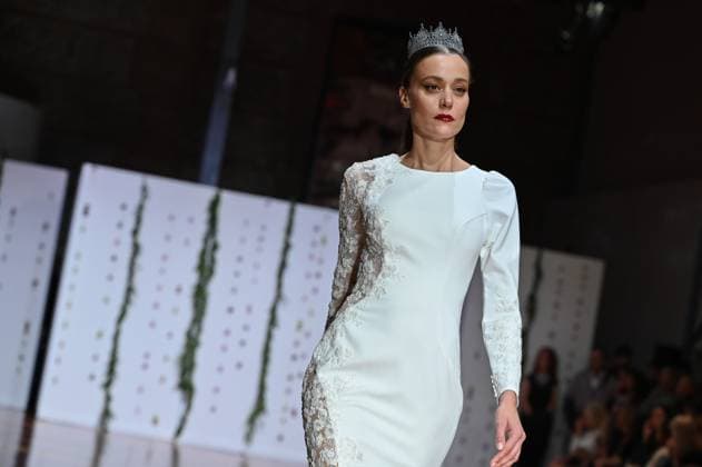 Atelier Couture bridal - Jordi Dalmau fashion show in Madrid - 29 Oct 2025 A model showcases creations by Jordi Dalmau during the Atelier Couture bridal catwalk within Madrid Fashion Week, at Fabrica de Tapices. Madrid Spain Copyright: xAtilanoxGarciax xSOPAxImagesx FOTO53795