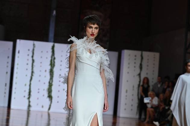 Atelier Couture bridal - Jordi Dalmau fashion show in Madrid - 29 Oct 2025 A model showcases creations by Jordi Dalmau during the Atelier Couture bridal catwalk within Madrid Fashion Week, at Fabrica de Tapices. Madrid Spain Copyright: xAtilanoxGarciax xSOPAxImagesx FOTO53807