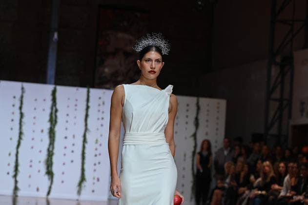 Atelier Couture bridal - Jordi Dalmau fashion show in Madrid - 29 Oct 2025 A model showcases creations by Jordi Dalmau during the Atelier Couture bridal catwalk within Madrid Fashion Week, at Fabrica de Tapices. Madrid Spain Copyright: xAtilanoxGarciax xSOPAxImagesx FOTO53812