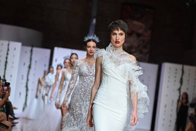 Atelier Couture bridal - Jordi Dalmau fashion show in Madrid - 29 Oct 2025 A model showcases creations by Jordi Dalmau during the Atelier Couture bridal catwalk within Madrid Fashion Week, at Fabrica de Tapices. Madrid Spain Copyright: xAtilanoxGarciax xSOPAxImagesx FOTO53813