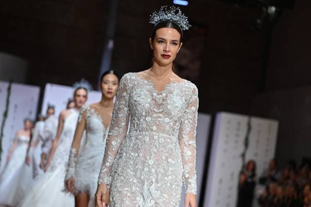 Atelier Couture bridal - Jordi Dalmau fashion show in Madrid - 29 Oct 2025 A model showcases creations by Jordi Dalmau during the Atelier Couture bridal catwalk within Madrid Fashion Week, at Fabrica de Tapices. Madrid Spain Copyright: xAtilanoxGarciax xSOPAxImagesx FOTO53814