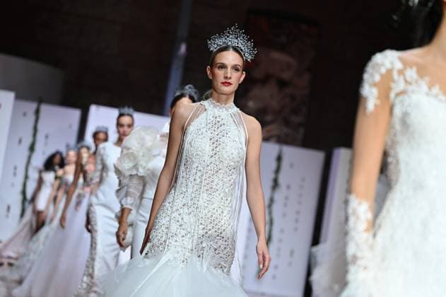 Atelier Couture bridal - Jordi Dalmau fashion show in Madrid - 29 Oct 2025 A model showcases creations by Jordi Dalmau during the Atelier Couture bridal catwalk within Madrid Fashion Week, at Fabrica de Tapices. Madrid Spain Copyright: xAtilanoxGarciax xSOPAxImagesx FOTO53816