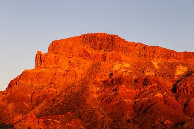 Vulkanische Felsformationen bei Roques de Garcia, Teide National Park, getaucht in warmes Licht der goldenen Stunde, dramatische Rot- und Orangetöne *** volcanic Rock formations at Roques de Garcia, Teide National Park, submerged in warm Light the Golden Hour, Dramatic Red and Orange tones 1127161984