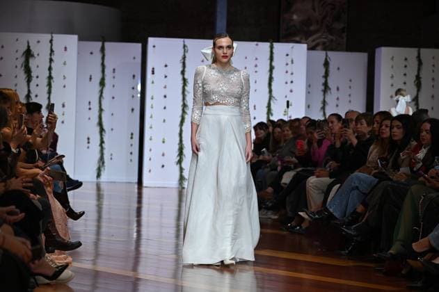 Atelier Couture bridal catwalk in Madrid, Spain - 29 Oct 2025 A model showcases creations by María Diezma during the Atelier Couture bridal catwalk within Madrid Fashion Week at Fabrica de Tapices. Madrid Spain Copyright: xAtilanoxGarciax xSOPAxImagesx FOTO53941