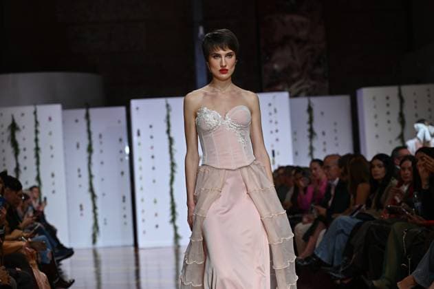 Atelier Couture bridal catwalk in Madrid, Spain - 29 Oct 2025 A model showcases creations by María Diezma during the Atelier Couture bridal catwalk within Madrid Fashion Week at Fabrica de Tapices. Madrid Spain Copyright: xAtilanoxGarciax xSOPAxImagesx FOTO53944