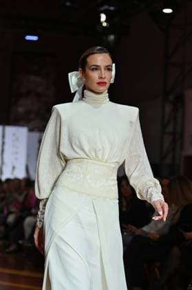 Atelier Couture bridal catwalk in Madrid, Spain - 29 Oct 2025 A model showcases creations by María Diezma during the Atelier Couture bridal catwalk within Madrid Fashion Week at Fabrica de Tapices. Madrid Spain Copyright: xAtilanoxGarciax xSOPAxImagesx FOTO53952