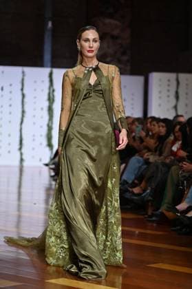 Atelier Couture bridal catwalk in Madrid, Spain - 29 Oct 2025 A model showcases creations by María Diezma during the Atelier Couture bridal catwalk within Madrid Fashion Week at Fabrica de Tapices. Madrid Spain Copyright: xAtilanoxGarciax xSOPAxImagesx FOTO53978