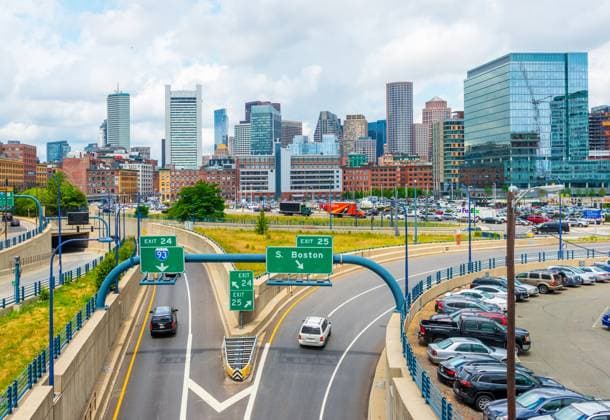 Boston - Juni 2016, MA, USA: Boston Skyline im Sommer Tag, Panoramablick auf Gebäude in der Innenstadt und Autobahn mit Verkehr Boston - June 2016, MA, USA: Boston skyline in summer day, panoramic view on buildings in downtown and highway with traffic (License=RF) Copyright: xZoonar.com RomanxSmirnovx 24148195