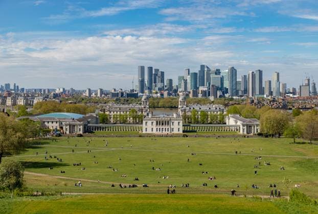 Greenwich Park und Isle of Dogs und Canary Wharf Skyline A picture of the Greenwich Park and the Isle of Dogs and Canary Wharf skyline. (License=RF) Copyright: xZoonar.com BrunoxCoelhox 24157473