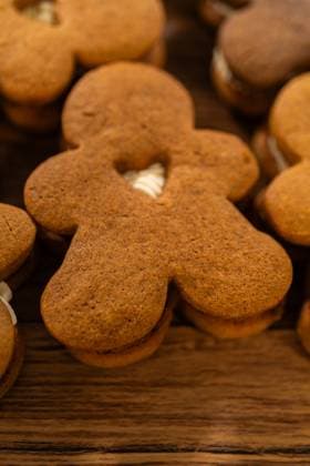 IMAGO Creative, Weihnachten, Food, Backen, Lebkuchen Making Festive Gingerbread Sandwiches on Rustic Wooden Table Making gingerbread man cookie sandwiches filled with eggnog buttercream, arrayed on a rustic wooden table, ideal for heartfelt Christmas gifting., 60765476.jpg RECORD DATE NOT STATED