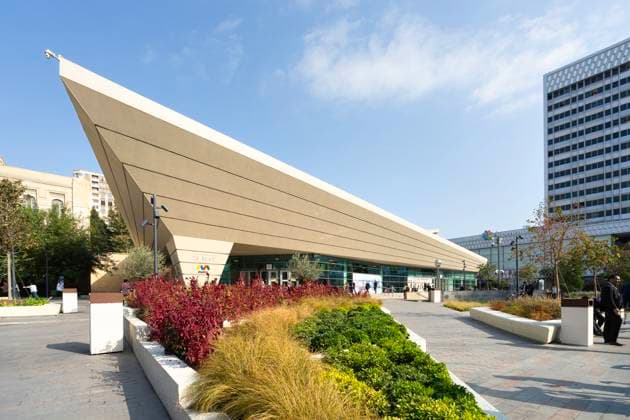 28. Mai U-Bahn-Station in Baku, Aserbaidschan Baku, Azerbaijan. october 10, 2025. Exterior view of the 28 May metro station in the city center (License=RF) Copyright: xZoonar.com sergioxdellexvedovex 24158110