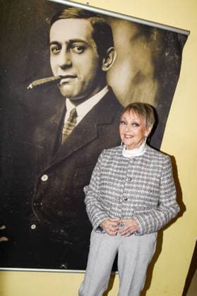 67 Award ceremony of the Ernst Lubitsch Prize 2025 Berlin, 29 10 2025 Barbara Schöne next to a painting by Ernst Lubitsch at the 67 Award ceremony of the Ernst Lubitsch Prize 2025 at the Babylon cinema in Berlin Berlin Copyright: xMatthiasxGränzdörferx