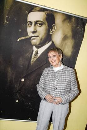 67 Award ceremony of the Ernst Lubitsch Prize 2025 Berlin, 29 10 2025 Barbara Schöne next to a painting by Ernst Lubitsch at the 67 Award ceremony of the Ernst Lubitsch Prize 2025 at the Babylon cinema in Berlin Berlin Copyright: xMatthiasxGränzdörferx