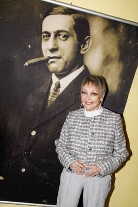 67 Award ceremony of the Ernst Lubitsch Prize 2025 Berlin, 29 10 2025 Barbara Schöne next to a painting by Ernst Lubitsch at the 67 Award ceremony of the Ernst Lubitsch Prize 2025 at the Babylon cinema in Berlin Berlin Copyright: xMatthiasxGränzdörferx