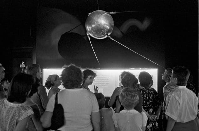 Glushko Space and Rocket Museum in Leningrad 9036623 17.08.1986 The Glushko Space and Rocket Museum in the northern wing of St. John s ravelin of the Peter and Paul Fortress in Leningrad. Museum visitors at a model of an Earth satellite launched by the USSR on October 4, 1957. Mikhail Dmitiev Sputnik St.Petersburg Russia  Copyright: xMikhailxDmitievx