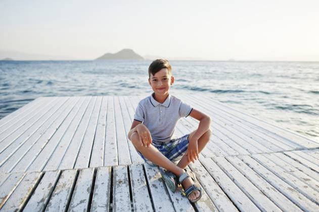 Junge sitzt im türkischen Resort am Pier am Mittelmeer Boy sit at Turkey resort on pier against Mediterranean sea Copyright: imageBROKER ASxphoto ibxiqx15315520.jpg ,model released, Symbolfoto ,property released