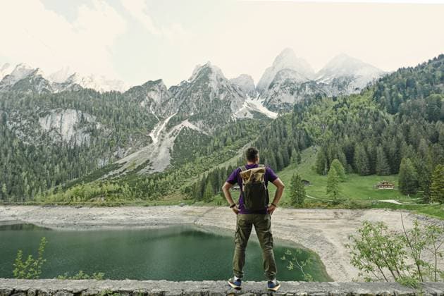 Rücken eines Mannes mit Rucksack gegen See und Berge am Vorderen Gosausee, Gosau, Oberösterreich Back of man with backpack against lake and mountains at Vorderer Gosausee, Gosau, Upper Austria Copyright: imageBROKER ASphotofamily ibxiqx15315570.jpg ,model released, Symbolfoto ,property released