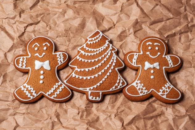 IMAGO Creative, Weihnachten, Food, Backen, Lebkuchen Festliche Pfefferkuchen auf braunem Papier für die Feiertage Delicious gingerbread men and a Christmas tree cookie are arranged on textured brown paper, perfect for the holiday season (License=RF) Copyright: xZoonar.com AndriixAbryutinx 24176759