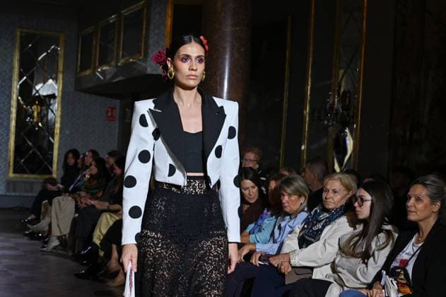 International Flamenco Fashion Week Madrid, (SIMOF) - 30 Oct 2025 A model walks in a Peca design at the International Flamenco Fashion Week Madrid, (SIMOF) show, at the Wellington Hotel. Madrid Spain Copyright: xAtilanoxGarciax xSOPAxImagesx FOTO54088