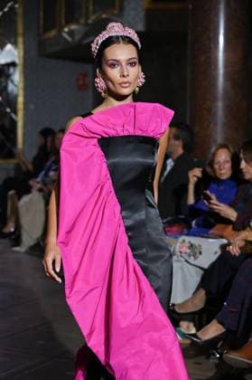 International Flamenco Fashion Week Madrid, (SIMOF) - 30 Oct 2025 A model walks in a Peca design at the International Flamenco Fashion Week Madrid, (SIMOF) show, at the Wellington Hotel. Madrid Spain Copyright: xAtilanoxGarciax xSOPAxImagesx FOTO54091