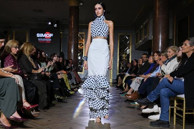 International Flamenco Fashion Week Madrid, (SIMOF) - 30 Oct 2025 A model walks in a Peca design at the International Flamenco Fashion Week Madrid, (SIMOF) show, at the Wellington Hotel. Madrid Spain Copyright: xAtilanoxGarciax xSOPAxImagesx FOTO54117