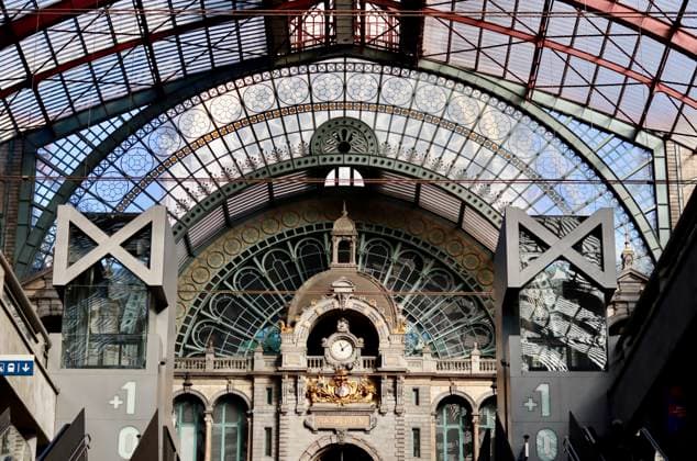 Antwerpener Hauptbahnhof kunstvolle Architektur mit Glasdach, Uhrenturm und modernem Aufzug, Reiseziel in Belgien Antwerp Central Station interior showcasing grand architecture, a majestic glass roof, clock tower, and contemporary elevator structure (License=RF) Copyright: xZoonar.com VolhaxHalkouskayax 24178854