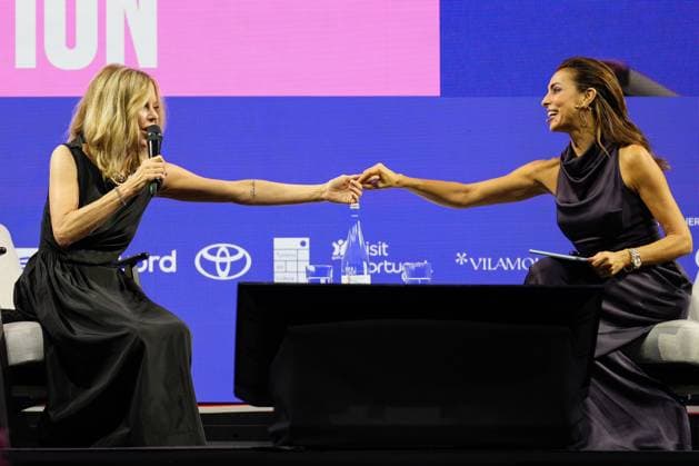 TRIBECA FESTIVAL LISBOA Meg Ryan (L) and Catarina Furtado (R) addresses the audience during first day of Tribeca Festival Lisboa 2025 in Lisbon, Portugal. 10 30 2025 Lisboa Unicorn Factory Lisboa Lisboa Portugal Copyright: xBrunoxdexCarvalhox