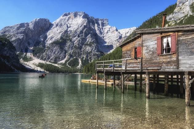Der Pragser Wildsee ist ein berühmtes Wahrzeichen der italienischen Dolomiten in Südtirol mit einer Holzhütte. Ein kleiner See, umgeben von Berggipfeln Lago di Braies a famous landmark in Dolomites Italy in South Tyrol with a wooden hut. A small lake surrounded by mountain peaks Copyright: imageBROKER InsungxChoi ibxiqx15330071.jpg