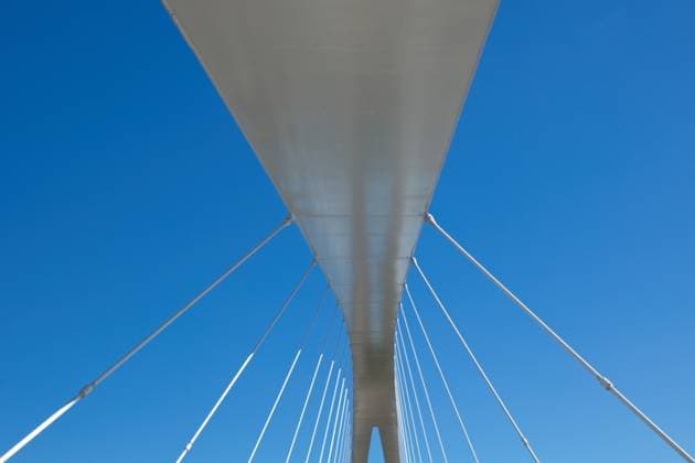Moderne Kabelbrücke. White modern steel cable bridge against blue sky in summer. (License=RF) Copyright: xZoonar.com RaimoxBergrothx 24188402