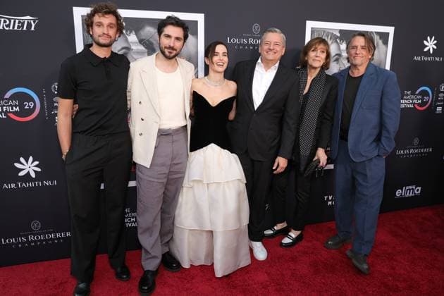 30 October 2025 - Los Angeles, California - Aubry Dullin, Guillaume Marbeck, Zoey Deutch, Ted Sarandos, MichÂle Halberstadt, Richard Linklater. The French American Film Festival Screening of Netflix s Nouvelle Vague held at the DGA Theater Complex. Los Angeles USA - ZUMAa123 20251030_zaa_a123_079 Copyright: xADx