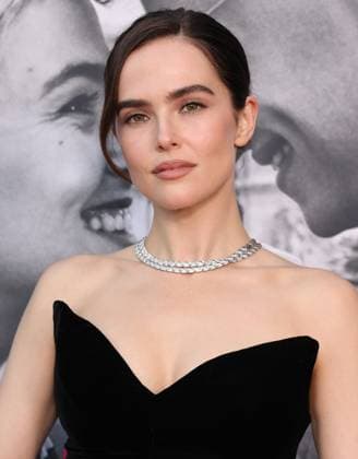 30 October 2025 - Los Angeles, California - Zoey Deutch. The French American Film Festival Screening of Netflix s Nouvelle Vague held at the DGA Theater Complex. Los Angeles USA - ZUMAa123 20251030_zaa_a123_097 Copyright: xADx