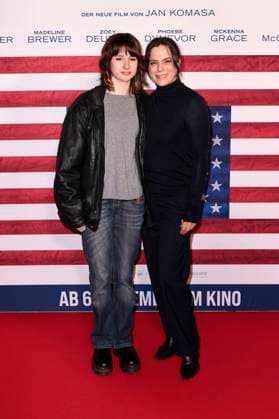 Annika Kuhl with daughter Edwina Kuhl at the premiere of the feature film Make Me Feel in the Astor Film Lounge Berlin, 30 10 2025 Foto:xS.xGabschx xFuturexImagex change_5032