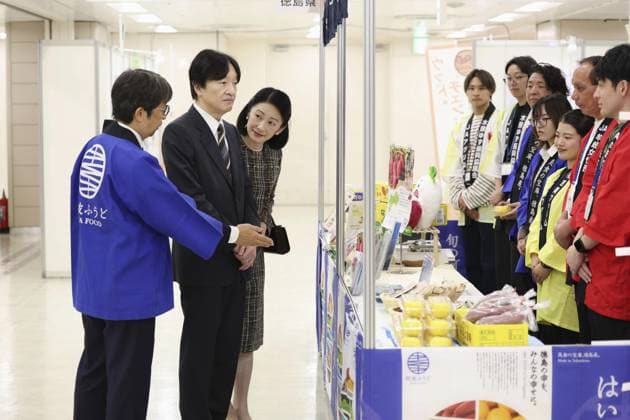 Crown prince visits food festival in Tokyo Japanese Crown Prince Fumihito (C) and Crown Princess Kiko visit a farm and marine food festival in Tokyo on Oct. 31, 2025. (Pool photo)  A14AA0004993668P