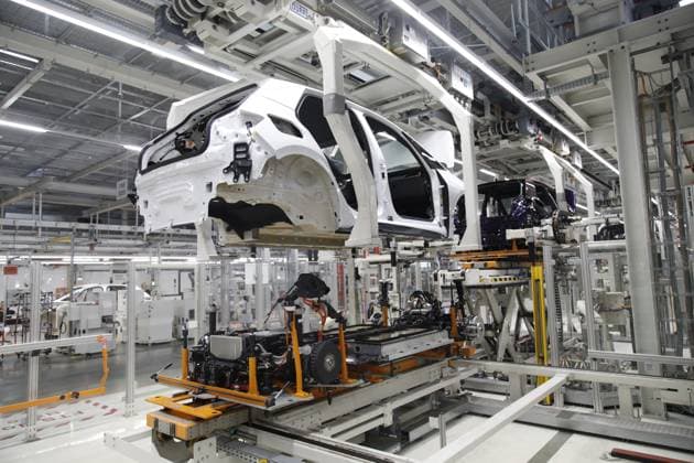 Produktionslinie des VW ID.3 während es Besuches von Carsten Schneider , Bundesumweltminister, im Werk von Volkswagen in Zwickau. In dem Fahrzeugwerk fertigt der Volkswagen-Konzern so viele Elektroautos wie an keinem anderen Standort. In den sächsischen VW-Werken Zwickau und Dresden standen vergangene Woche die Bänder still. Grund ist die schwache Nachfrage nach E-Autos aus dem Hause Volkswagen. Mit Beginn dieser Woche ist auch die Produktion wieder angelaufen. Gemeinsam mit Ministerpräsident Michael Kretschmer, Wirtschaftsminister Dirk Panter und Landrat Carsten Michaelis tauscht sich der Minister mit den Verantwortlichen und den Beschäftigten vor Ort zu aktuellen Fragen aus, vor allem im Bereich Fahrzeugbau und Einsatz von Recyclin Copyright: xMatthiasxWehnertx