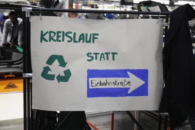 Produktionslinie des VW ID.3 während es Besuches von Carsten Schneider , Bundesumweltminister, im Werk von Volkswagen in Zwickau. In dem Fahrzeugwerk fertigt der Volkswagen-Konzern so viele Elektroautos wie an keinem anderen Standort. In den sächsischen VW-Werken Zwickau und Dresden standen vergangene Woche die Bänder still. Grund ist die schwache Nachfrage nach E-Autos aus dem Hause Volkswagen. Mit Beginn dieser Woche ist auch die Produktion wieder angelaufen. Gemeinsam mit Ministerpräsident Michael Kretschmer, Wirtschaftsminister Dirk Panter und Landrat Carsten Michaelis tauscht sich der Minister mit den Verantwortlichen und den Beschäftigten vor Ort zu aktuellen Fragen aus, vor allem im Bereich Fahrzeugbau und Einsatz von Recyclin Copyright: xMatthiasxWehnertx