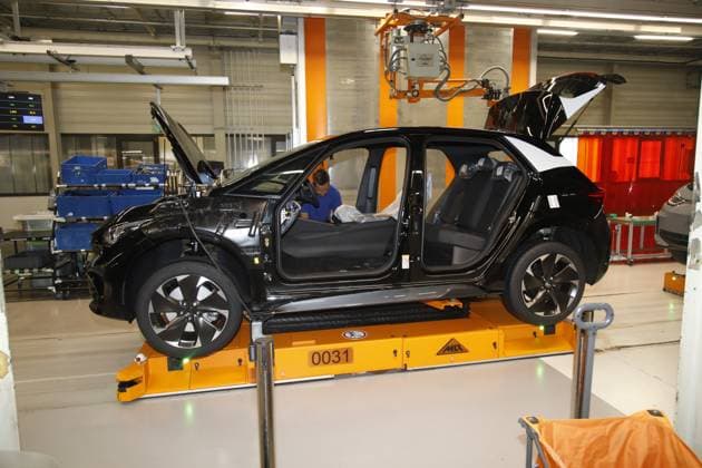 Produktionslinie des VW ID.3 während es Besuches von Carsten Schneider , Bundesumweltminister, im Werk von Volkswagen in Zwickau. In dem Fahrzeugwerk fertigt der Volkswagen-Konzern so viele Elektroautos wie an keinem anderen Standort. In den sächsischen VW-Werken Zwickau und Dresden standen vergangene Woche die Bänder still. Grund ist die schwache Nachfrage nach E-Autos aus dem Hause Volkswagen. Mit Beginn dieser Woche ist auch die Produktion wieder angelaufen. Gemeinsam mit Ministerpräsident Michael Kretschmer, Wirtschaftsminister Dirk Panter und Landrat Carsten Michaelis tauscht sich der Minister mit den Verantwortlichen und den Beschäftigten vor Ort zu aktuellen Fragen aus, vor allem im Bereich Fahrzeugbau und Einsatz von Recyclin Copyright: xMatthiasxWehnertx