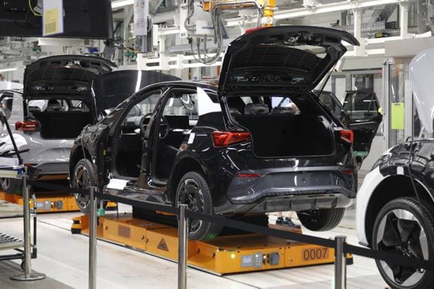 Produktionslinie des VW ID.3 während es Besuches von Carsten Schneider , Bundesumweltminister, im Werk von Volkswagen in Zwickau. In dem Fahrzeugwerk fertigt der Volkswagen-Konzern so viele Elektroautos wie an keinem anderen Standort. In den sächsischen VW-Werken Zwickau und Dresden standen vergangene Woche die Bänder still. Grund ist die schwache Nachfrage nach E-Autos aus dem Hause Volkswagen. Mit Beginn dieser Woche ist auch die Produktion wieder angelaufen. Gemeinsam mit Ministerpräsident Michael Kretschmer, Wirtschaftsminister Dirk Panter und Landrat Carsten Michaelis tauscht sich der Minister mit den Verantwortlichen und den Beschäftigten vor Ort zu aktuellen Fragen aus, vor allem im Bereich Fahrzeugbau und Einsatz von Recyclin Copyright: xMatthiasxWehnertx