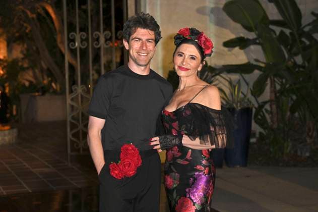 Max Greenfield with wife Tess Sanchez at the 5 Dia De Muertos Gala presented by Lexus, Tequila Don Julio, Nike, Dnero, Mattel, Calamigos Ranch and Maremoto at Los¯Angeles¯River¯Center¯ ¯Gardens Los Angeles, 30 10 2025 Foto:xD.xStarbuckx xFuturexImagex muertos_5012