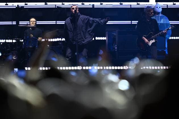 OASIS CONCERT MELBOURNE, Liam Gallagher of Oasis (centre) of English rock band Oasis performs during the first show of their Australian tour at Marvel Stadium, in Melbourne, Friday, October 31, 2025. ( NO ARCHIVING, EDITORIAL USE ONLY MELBOURNE VICTORIA AUSTRALIA  Copyright: xJOELxCARRETTx 20251031154481815243